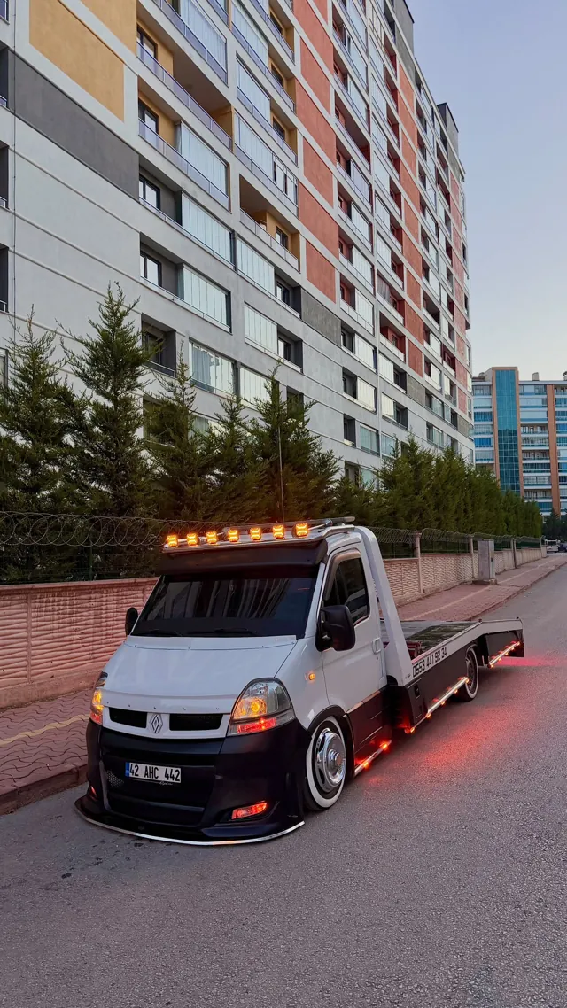 Beyaz siyah kayar kasa çekici, tepe lambaları ve yan LED'leri yanıyor