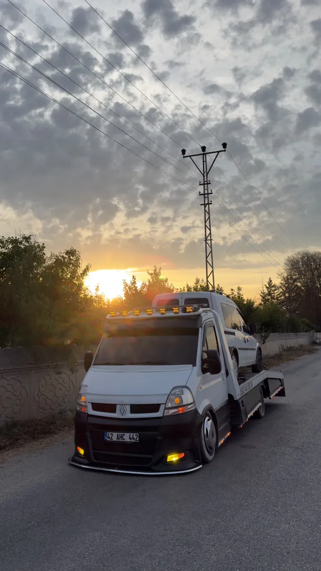 Gün batımında yüklü kayar kasa çekici