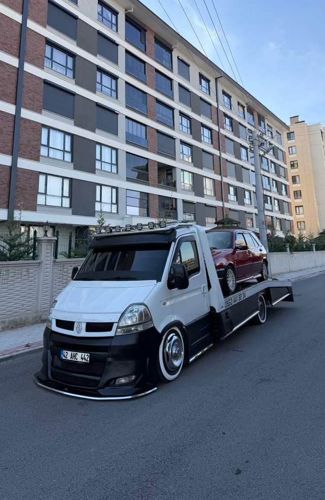 Kayar kasa çekicinin üstünde taşınan kırmızı otomobil
